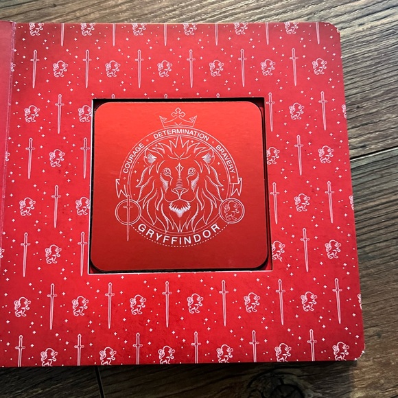 Harry Potter Hogwarts Coaster Book - Gold and Black - Picture 4 of 8